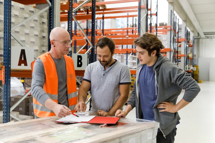 Sicherheitsbeauftragter erklärt den Arbeitsschutz Sicherheitsbeauftragter erklärt den Arbeitsschutz