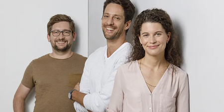 Drei Personen sind auf Dienstreise. Drei Personen sind auf Dienstreise.