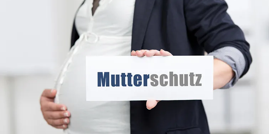 Person ist schwanger und hat ein Plakat in der Hand mit dem Aufdruck Mutterschutz Person ist schwanger und hat ein Plakat in der Hand mit dem Aufdruck Mutterschutz