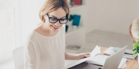 Eine Frau arbeitet zu Hause im Home-Office. Eine Frau arbeitet zu Hause im Home-Office.