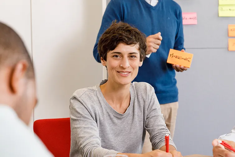 Person lernt in einem Seminar etwas über das Betriebsrätemodernisierungsgesetz Person lernt in einem Seminar etwas über das Betriebsrätemodernisierungsgesetz