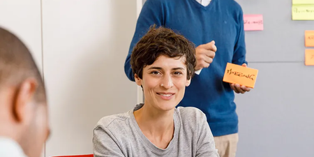 Person lernt in einem Seminar etwas über das Betriebsrätemodernisierungsgesetz