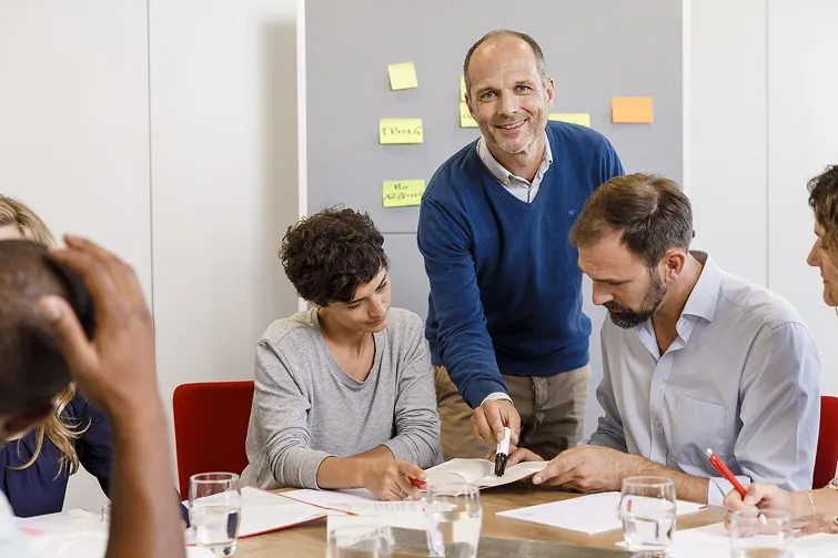 Personen lassen sich in einem Seminar schulen Personen lassen sich in einem Seminar schulen