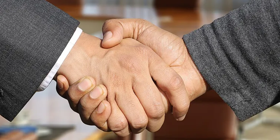 Da eine Lösung in der Einigungsstelle gefunden wurde geben sich die Parteien die Hand