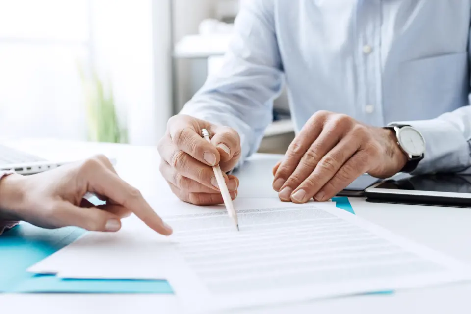Team von Betriebsratsmitgliedern arbeitet gemeinsam an Unterlagen zur Betriebsratswahl im Seminarraum. Team von Betriebsratsmitgliedern arbeitet gemeinsam an Unterlagen zur Betriebsratswahl im Seminarraum.