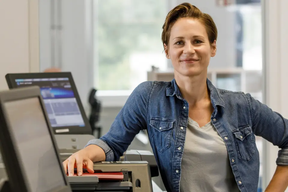 Mitarbeiterin steht an einem Drucker und bereitet Unterlagen für die Betriebsratswahl vor. Mitarbeiterin steht an einem Drucker und bereitet Unterlagen für die Betriebsratswahl vor.