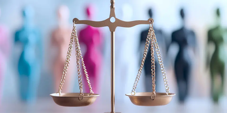 Waage des Rechts vor unscharfen Silhouetten – Symbol für aktives und passives Wahlrecht bei der Betriebsratswahl.