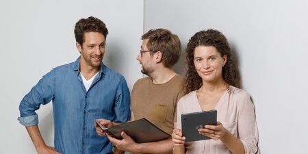 3 Personen unterhalten sich über die Gehaltsentwicklung von Betriebsräten 3 Personen unterhalten sich über die Gehaltsentwicklung von Betriebsräten
