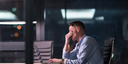 Ein Mann ist bei der Arbeit überlastet und steht kurz vor einem Burnout Ein Mann ist bei der Arbeit überlastet und steht kurz vor einem Burnout