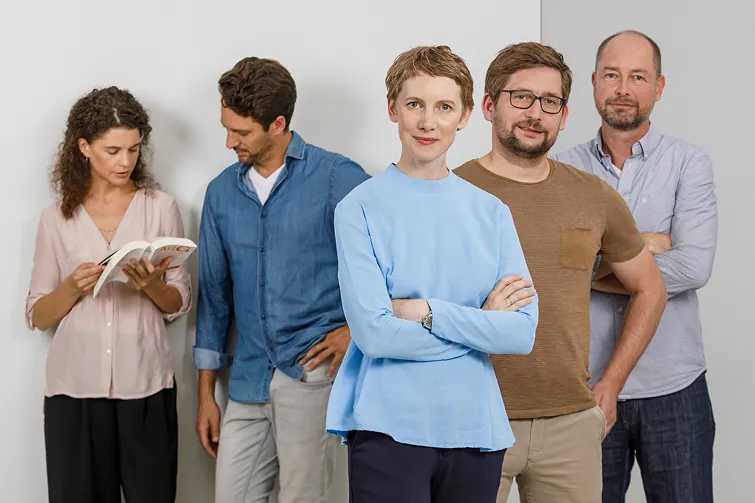 Konzernbetriebsrat steht vor einer grauen Wand Konzernbetriebsrat steht vor einer grauen Wand