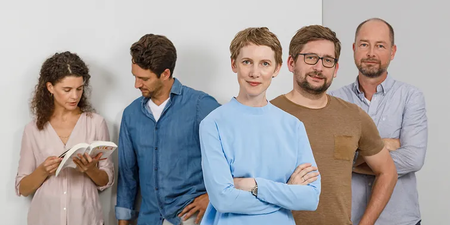 Konzernbetriebsrat steht vor einer grauen Wand Konzernbetriebsrat steht vor einer grauen Wand