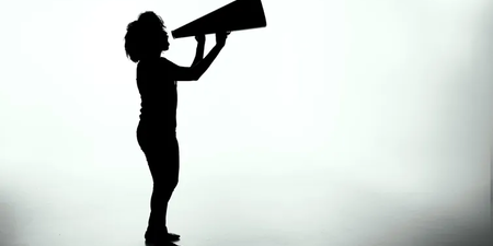 Eine Frau ruft durch ein Megaphone, um die JAV in der Öffentlichkeitsarbeit bekannt zu machen. Eine Frau ruft durch ein Megaphone, um die JAV in der Öffentlichkeitsarbeit bekannt zu machen.