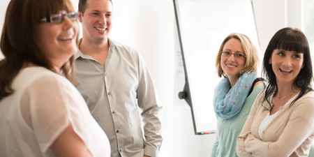 Arbeitsassistenz erklärt Personen eine Aufgabe Arbeitsassistenz erklärt Personen eine Aufgabe