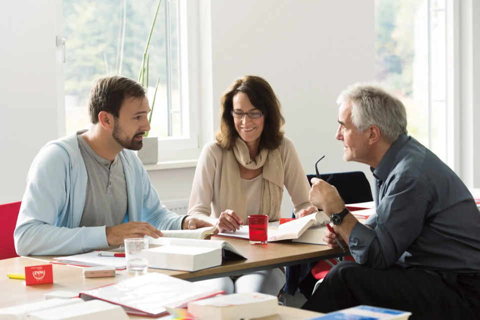 Schwerbehindertenvertretung und Betriebsrat beraten sich Schwerbehindertenvertretung und Betriebsrat beraten sich