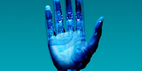 Eine blaue Hand die von einer künstlichen Intelligenz erstellt wurde. Eine blaue Hand die von einer künstlichen Intelligenz erstellt wurde.