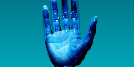 Eine blaue Hand die von einer künstlichen Intelligenz erstellt wurde.