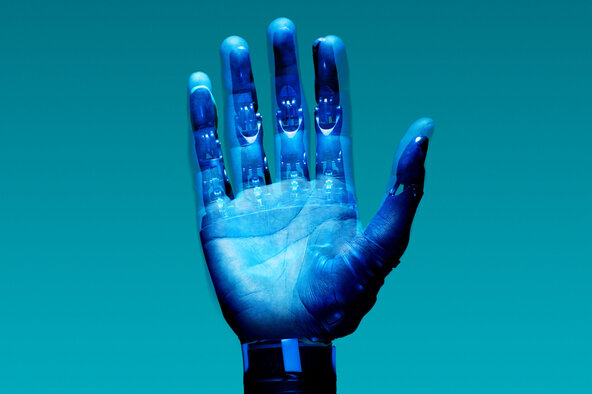 Eine blaue Hand die von einer künstlichen Intelligenz erstellt wurde.
