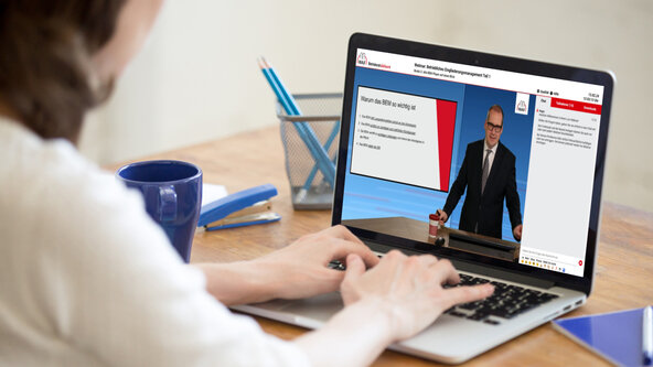 Eine Frau nimmt an einem Betriebsrat Webinar der W.A.F. teil Eine Frau nimmt an einem Betriebsrat Webinar der W.A.F. teil