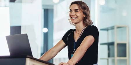 Eine Frau hält eine Rede auf der Betriebsversammlung Eine Frau hält eine Rede auf der Betriebsversammlung