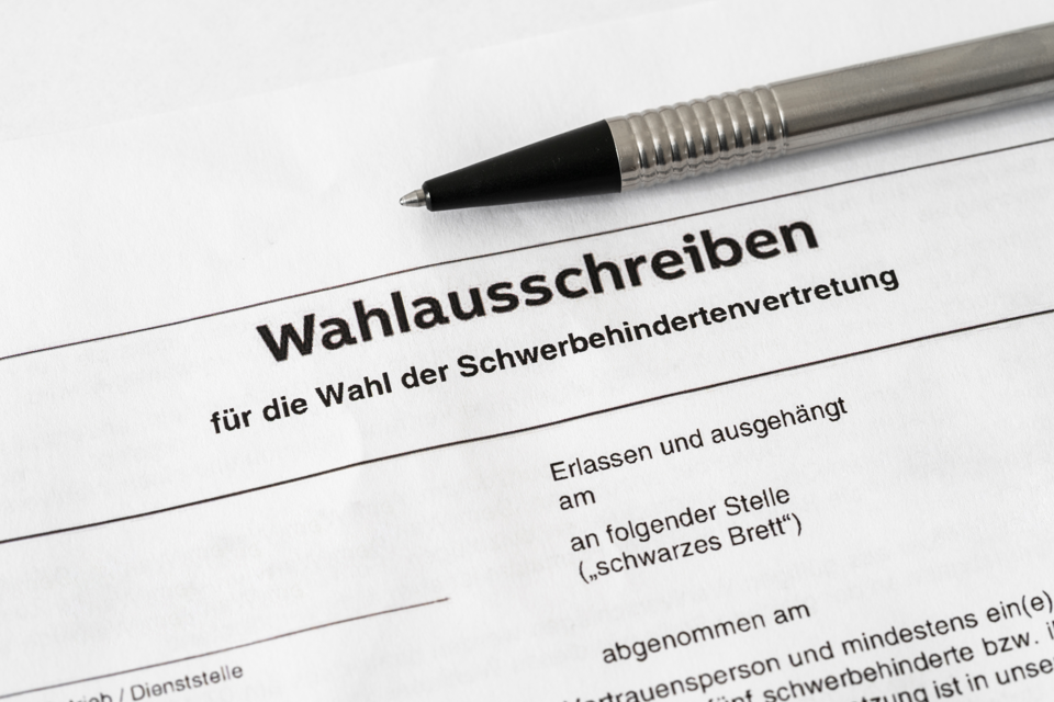 Wahlausschreiben der SBV-Wahl mit einem Kugelschreiber. Wahlausschreiben der SBV-Wahl mit einem Kugelschreiber.