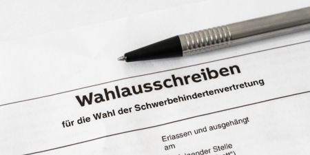 Wahlausschreiben der SBV-Wahl mit einem Kugelschreiber. Wahlausschreiben der SBV-Wahl mit einem Kugelschreiber.